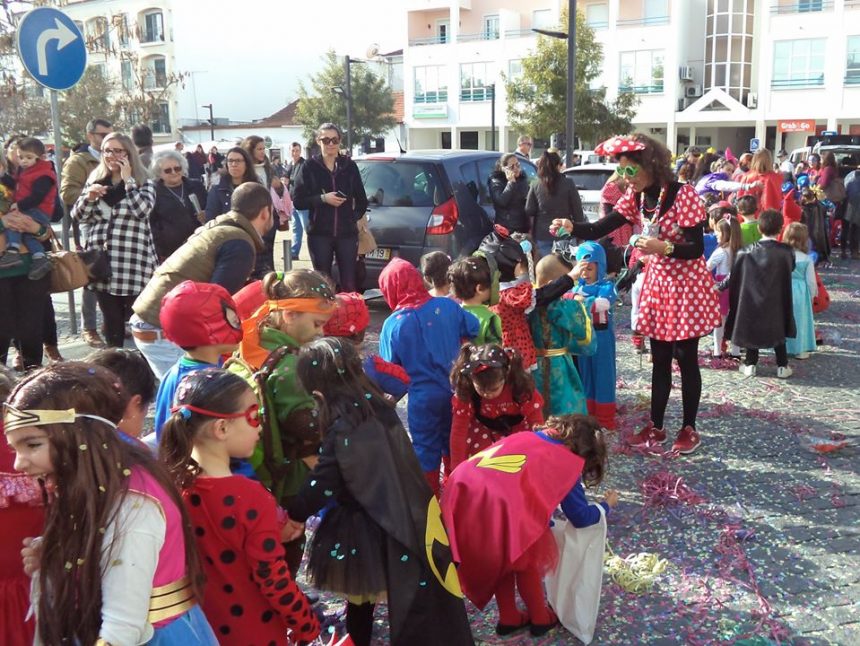 Crianças brincam ao Carnaval