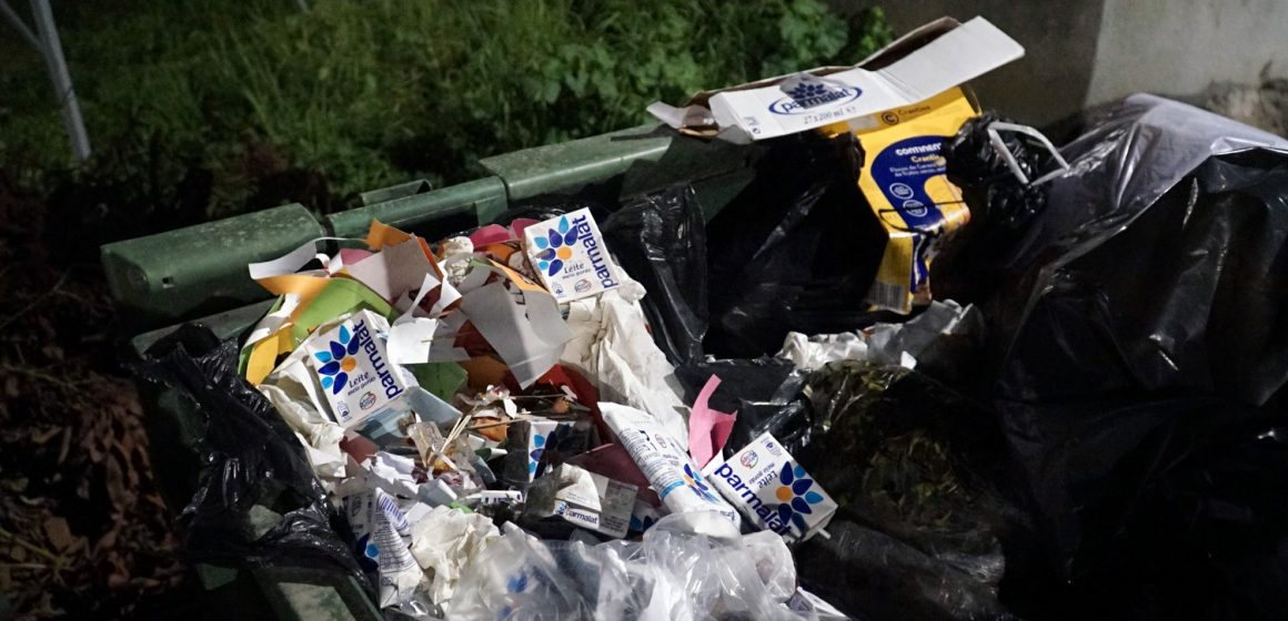 Milhares de pacotes de leite no lixo comum: Escola de Almeirim corre risco de perder bandeira verde