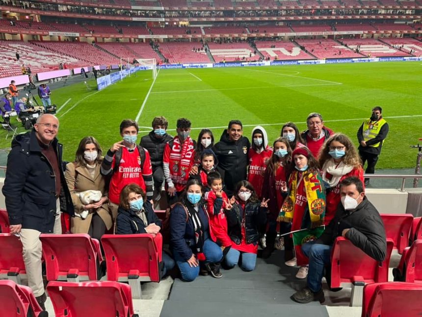 Márcio Sampaio convida jovens de Almeirim a assistir jogo do Benfica e oferece camisolas