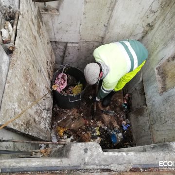 Ecolezíria procede à lavagem e desinfeção de contentores enterrados  em Almeirim