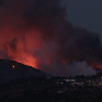 Bombeiros voluntários de Almeirim combatem grande incêndio em Abrantes