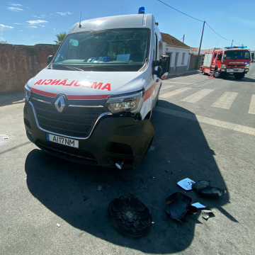 Ambulância dos Bombeiros de Almeirim sofre acidente e fica inoperacional