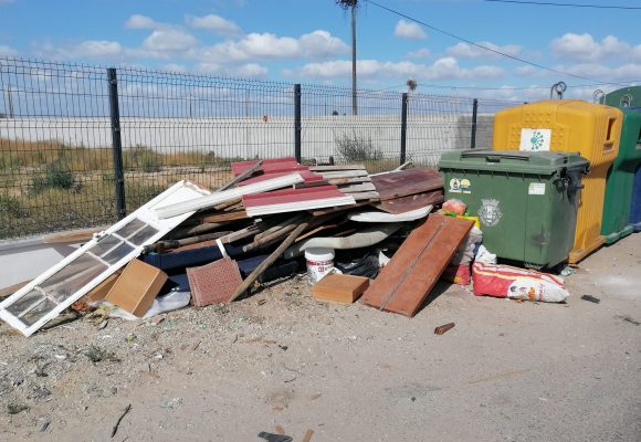 Lixo acumulado provoca indignação em Foros de Benfica