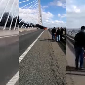 Carro totalmente tomado pelas chamas na Ponte Salgueiro Maia (vídeo)