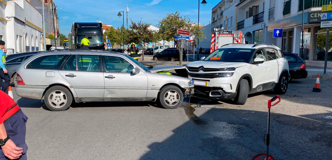 Colisão entre dois carros provoca três feridos em Almeirim