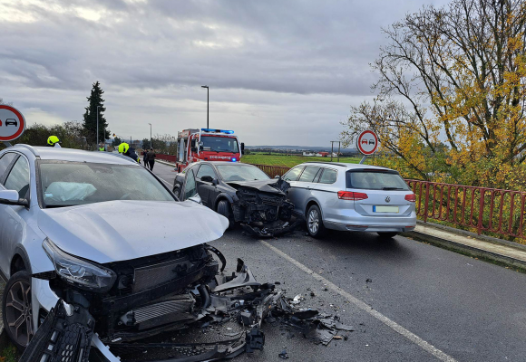 Colisão com três carros provoca três feridos e corta trânsito na Ponte D. Luís I