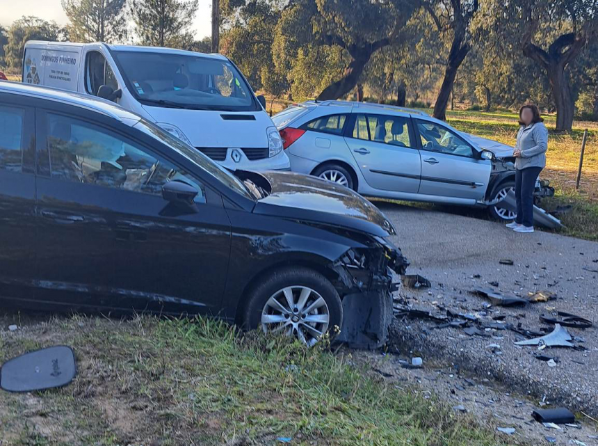 Colisão entre dois carros provoca seis feridos