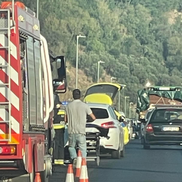 Um ferido grave em colisão entre motociclo e ligeiro de passageiros na Ponte D. Luis