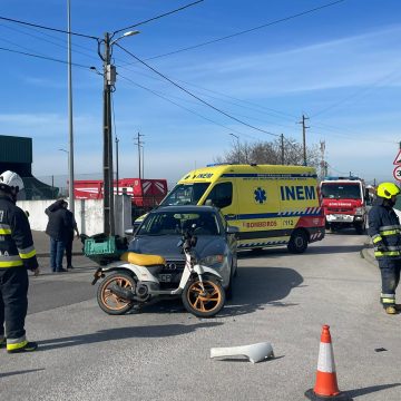 Um ferido em colisão entre motociclo e ligeiro de passageiros
