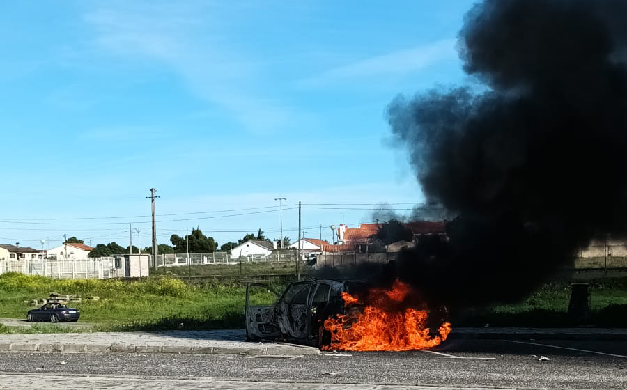 Carro totalmente consumido pelas chamas nas portagens de Santarém
