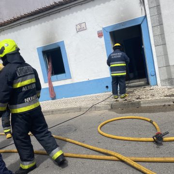 Incêndio deflagra em habitação em Almeirim