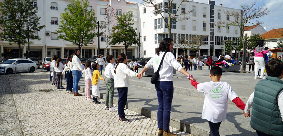 Proabraçar organizou Cordão Humano em homenagem às crianças em Almeirim (c/fotos)