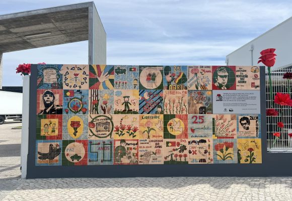 EB 2/3 Salgueiro Maia – Fazendas de Almeirim cria mural dedicado ao 25 de Abril erguido por reclusos