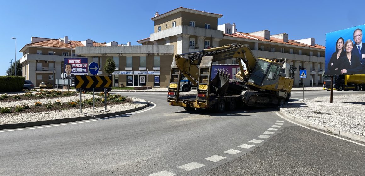 Máquina giratória cai de reboque e condiciona trânsito na rotunda da Zona Norte 