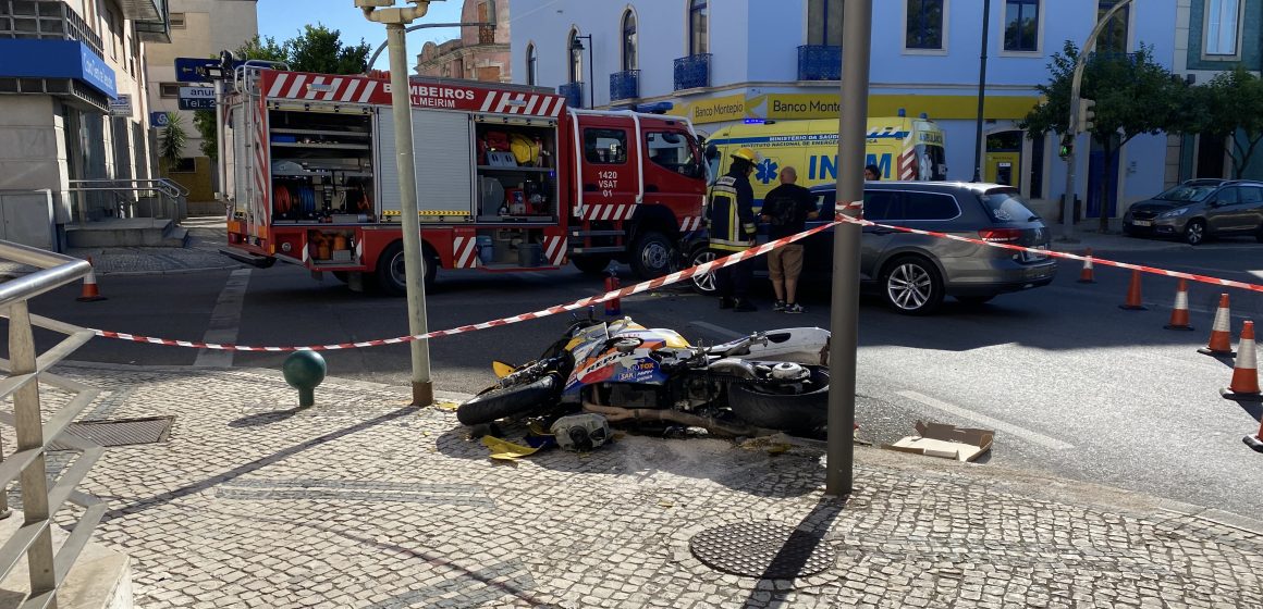 Colisão entre ligeiro de passageiros e motociclo provoca dois feridos em Almeirim