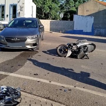 Acidente entre motociclo e ligeiro de passageiros provoca um ferido na Tapada