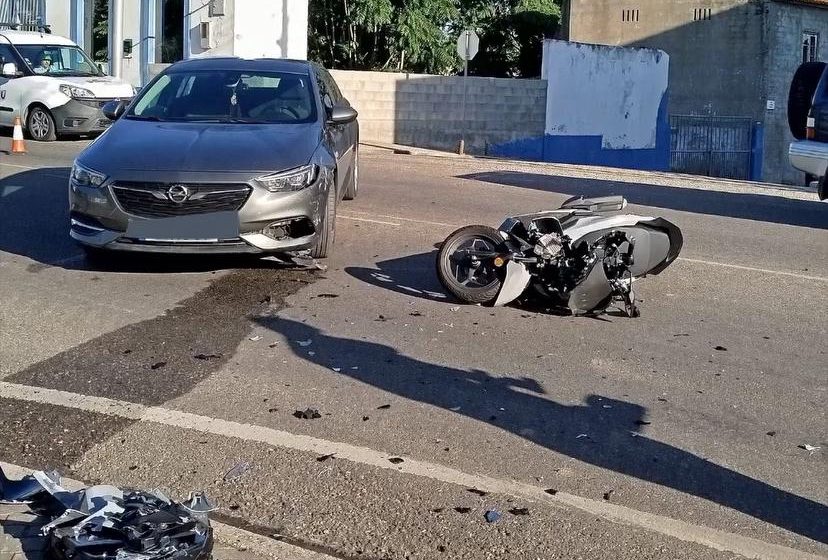 Acidente entre motociclo e ligeiro de passageiros provoca um ferido na Tapada