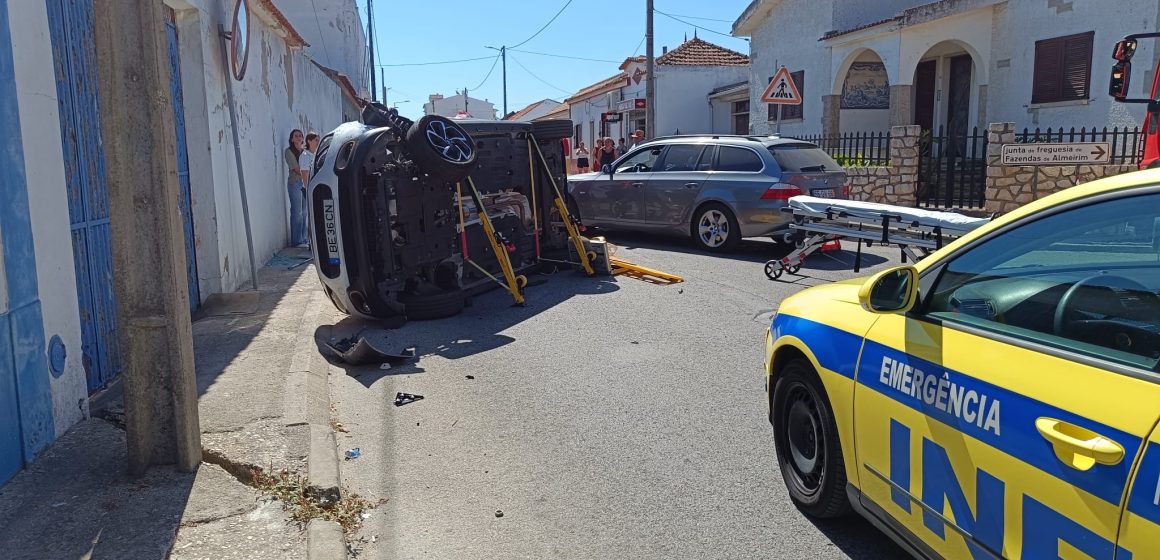 Colisão aparatosa provoca um ferido em Fazendas de Almeirim