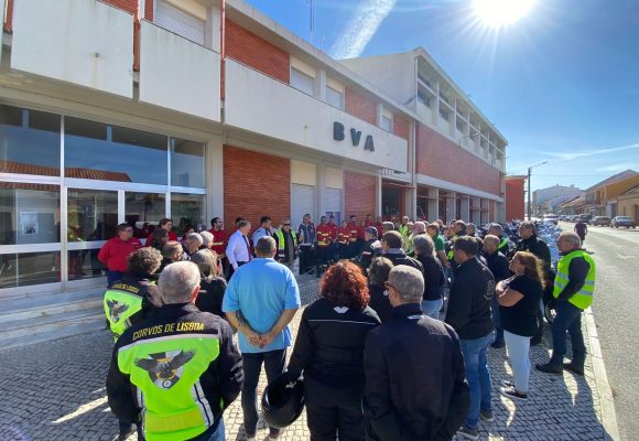 Dezenas de motociclistas prestam homenagem aos Bombeiros Voluntários de Almeirim